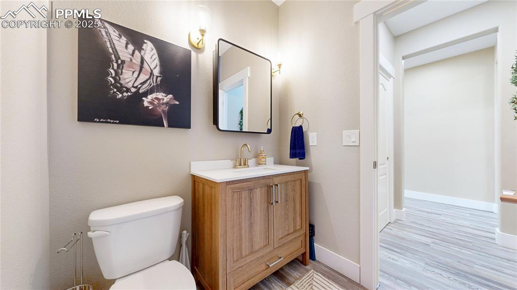 Image 7 of 48: 1/2 Bathroom