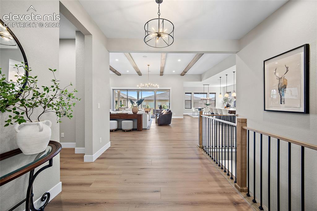 Image 5 of 45: Expansive foyer