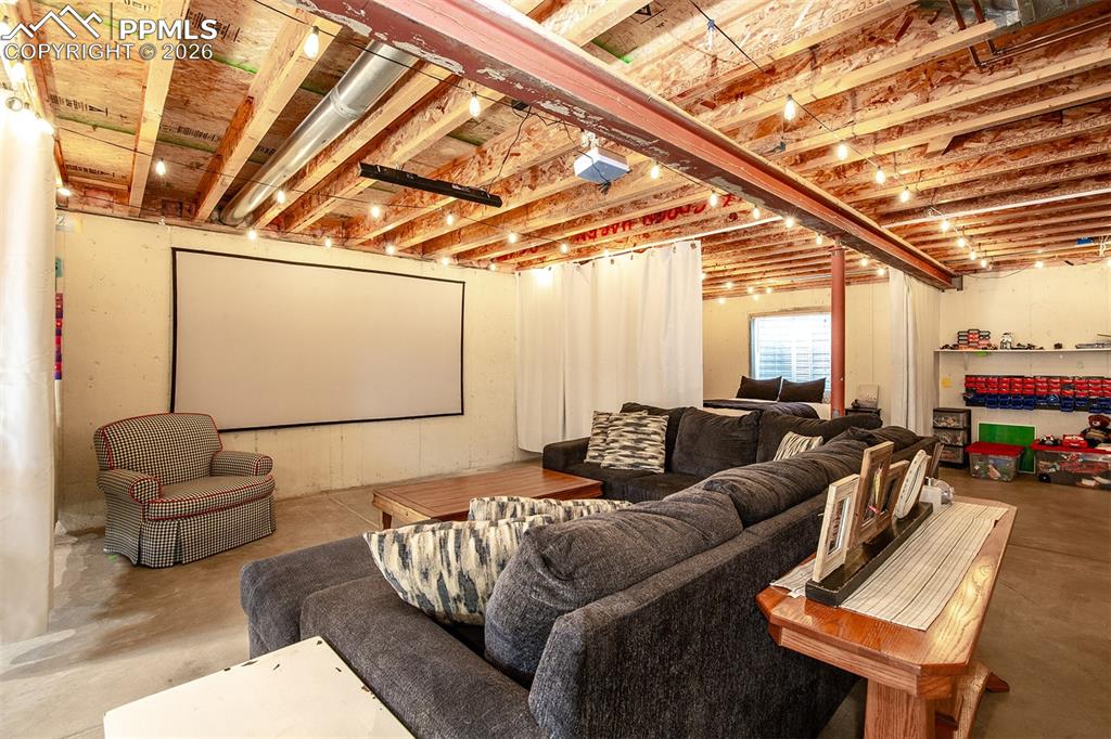 Image 33 of 34: Screen and projector stay.