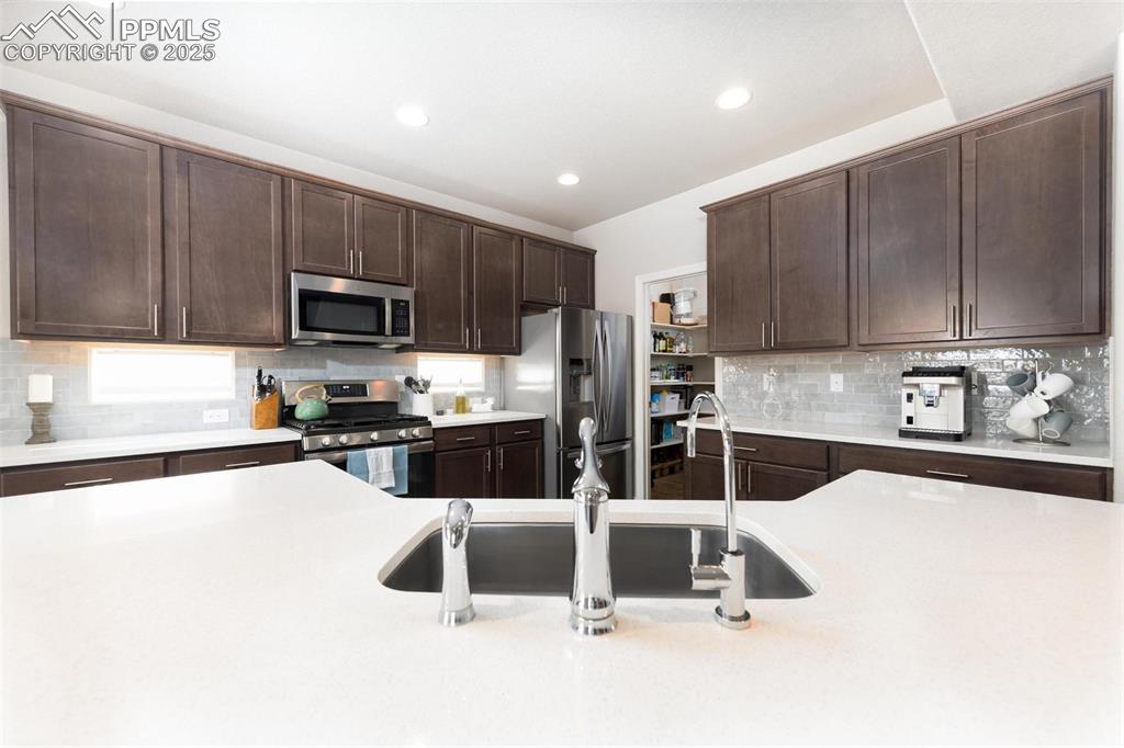 Image 10 of 50: Kitchen