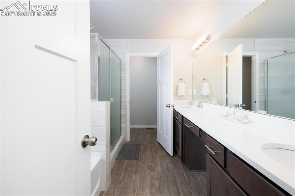 Image 18 of 50: Bathroom