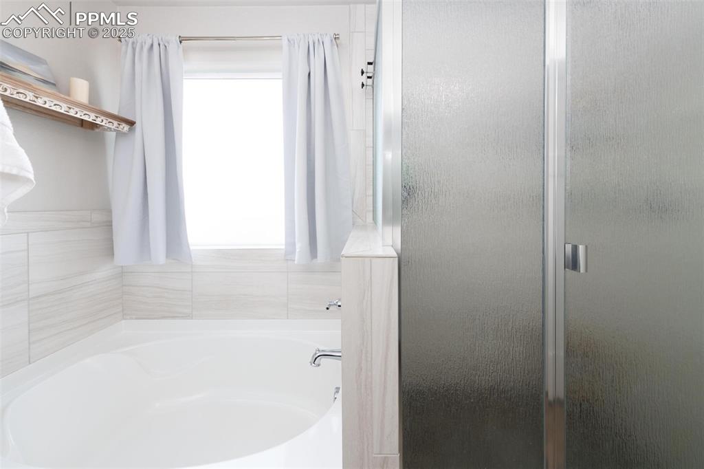 Image 19 of 50: Bathroom