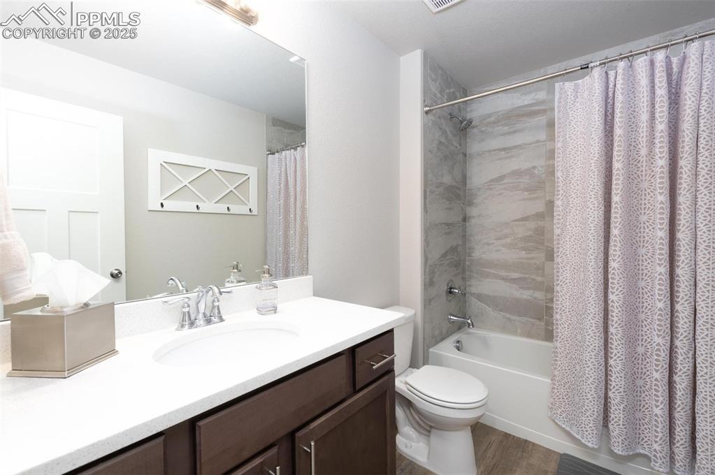 Image 26 of 50: Bathroom