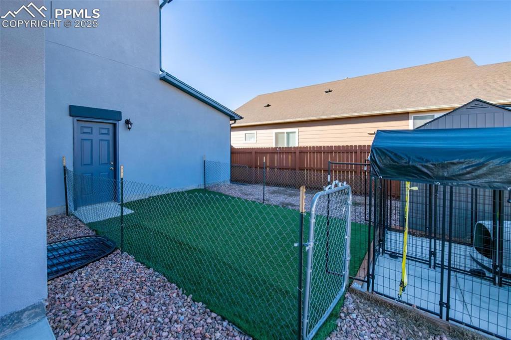 Image 38 of 50: Yard