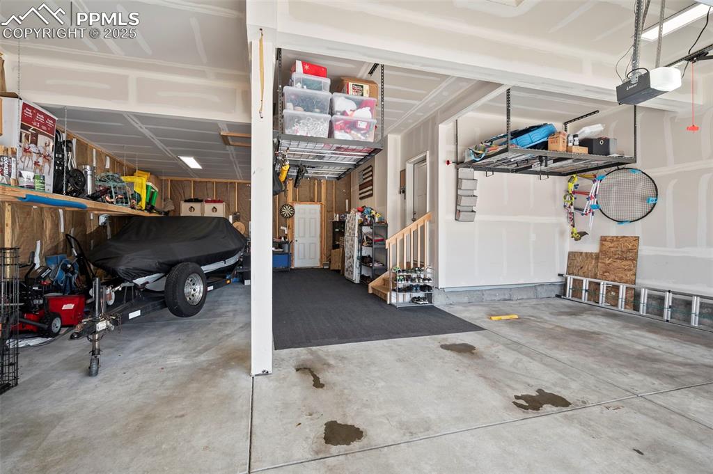 Image 39 of 50: Garage