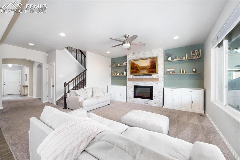 Image 7 of 50: Living Room