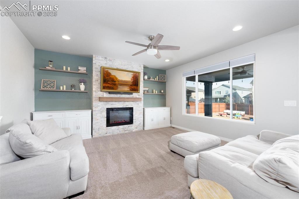 Image 8 of 50: Living Room