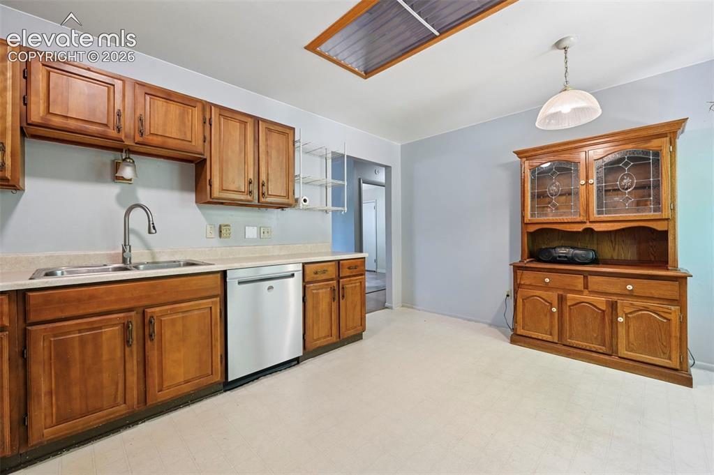 Image 4 of 32: Kitchen