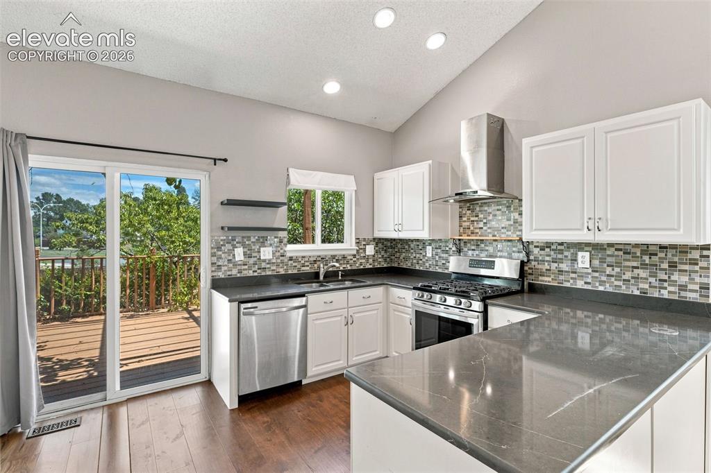 Image 11 of 32: Kitchen