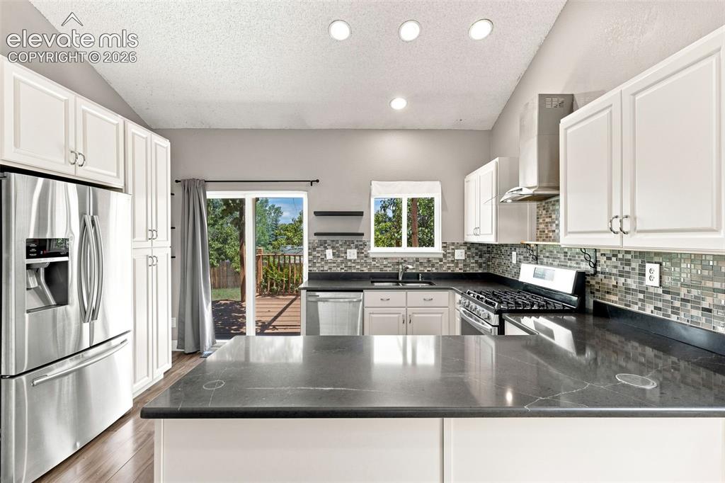 Image 12 of 32: Kitchen