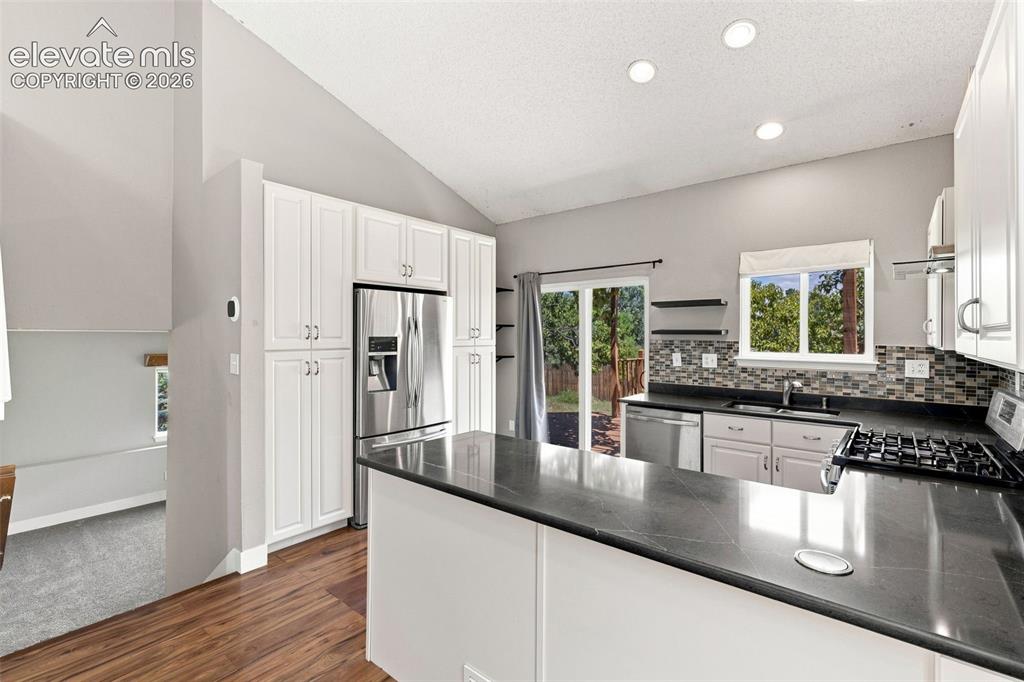 Image 13 of 32: Kitchen