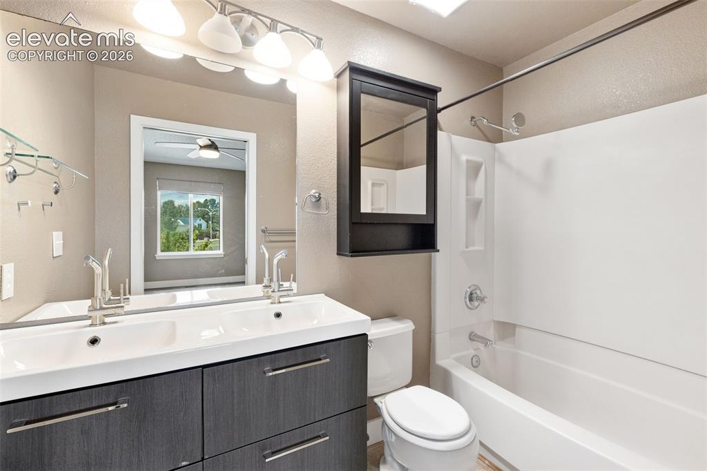 Image 16 of 32: Bathroom