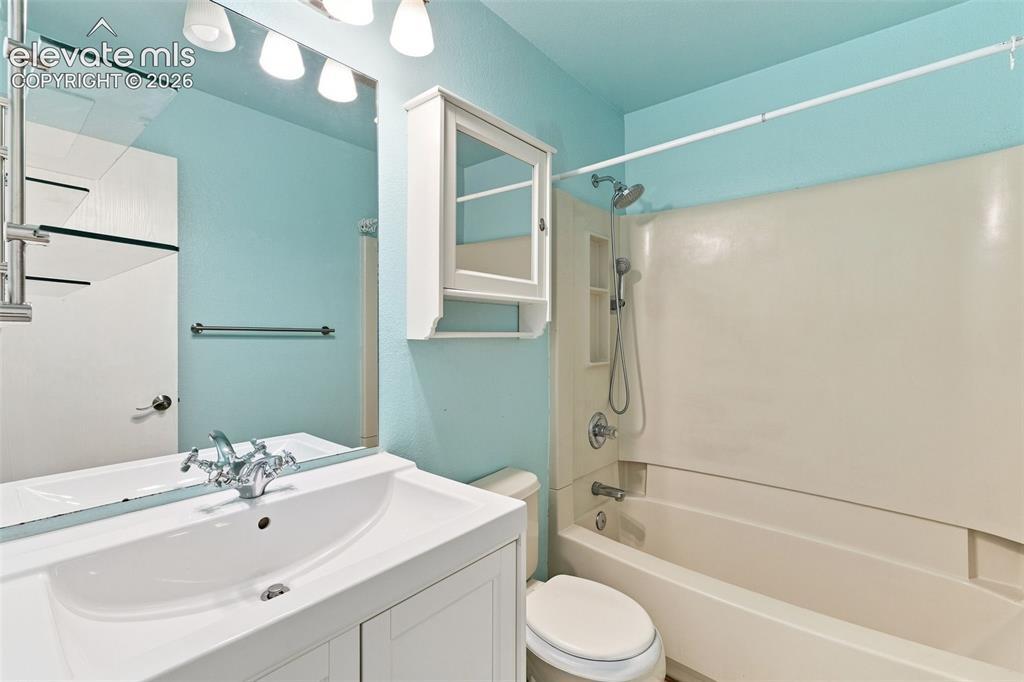 Image 22 of 32: Bathroom