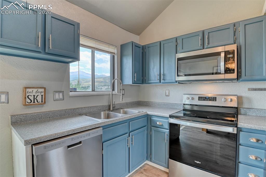 Image 10 of 28: Kitchen