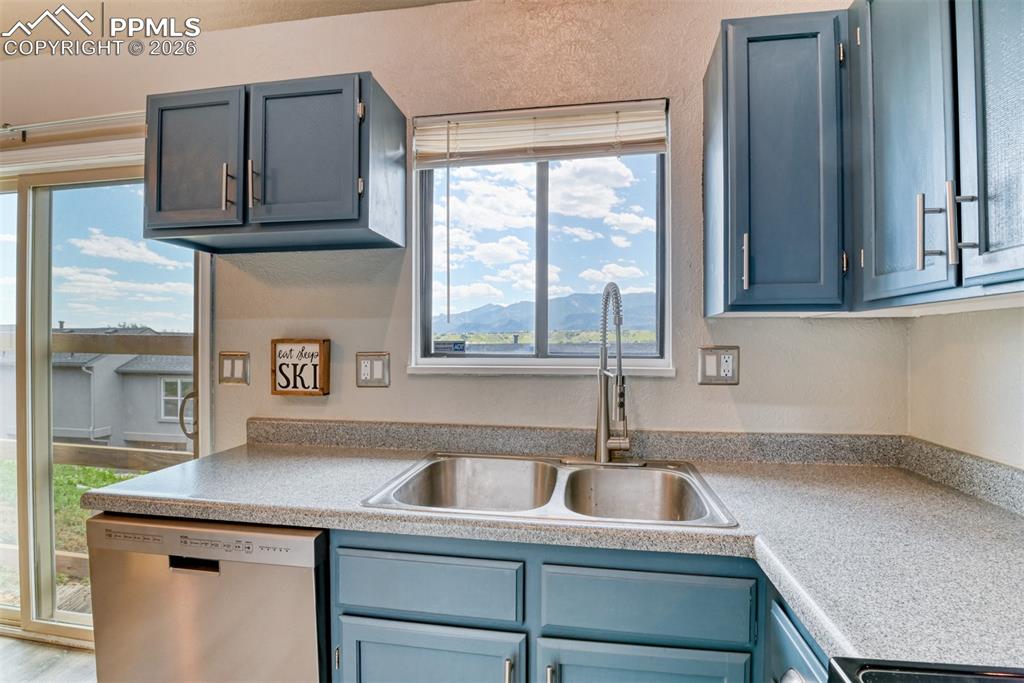 Image 11 of 28: Kitchen