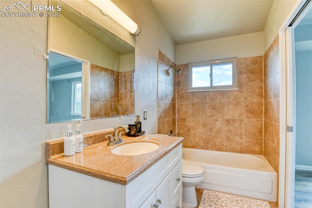 Image 16 of 28: Bathroom