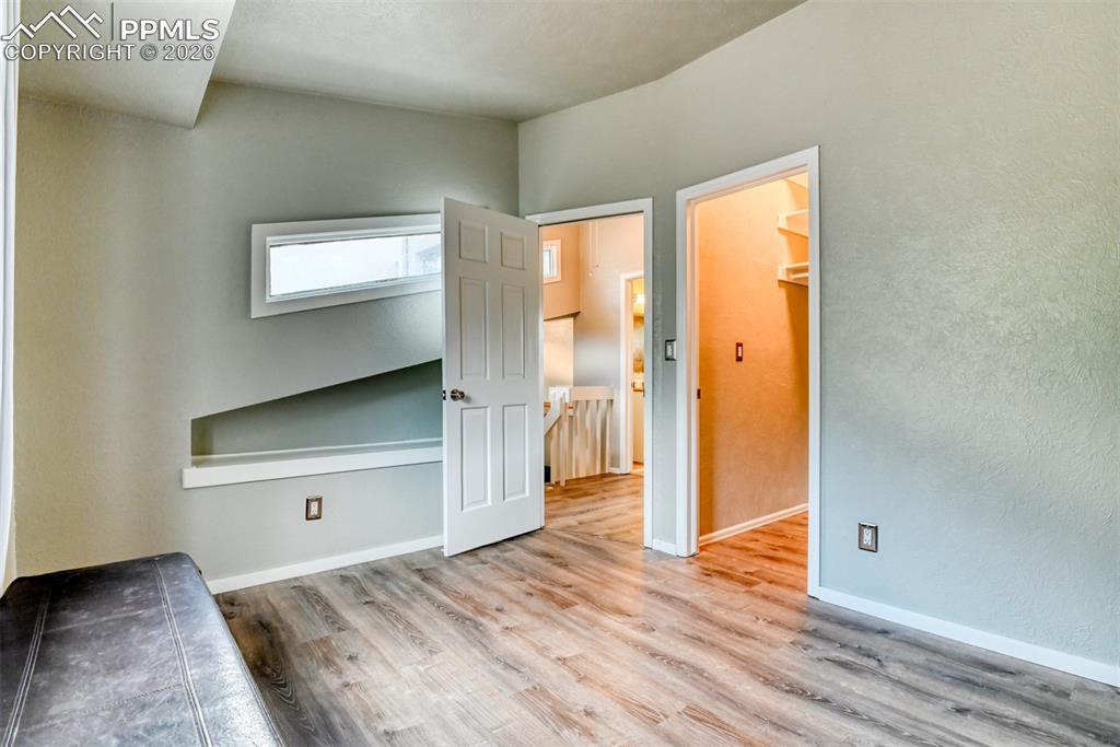 Image 19 of 28: Bedroom