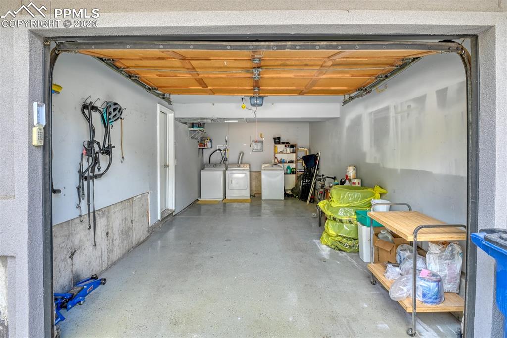 Image 23 of 28: Garage