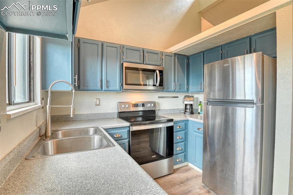 Image 9 of 28: Kitchen