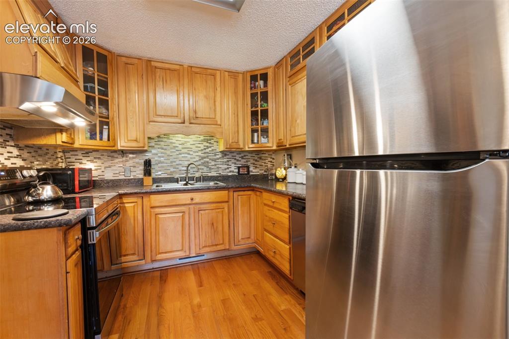 Image 12 of 31: Kitchen with mosaic back splash