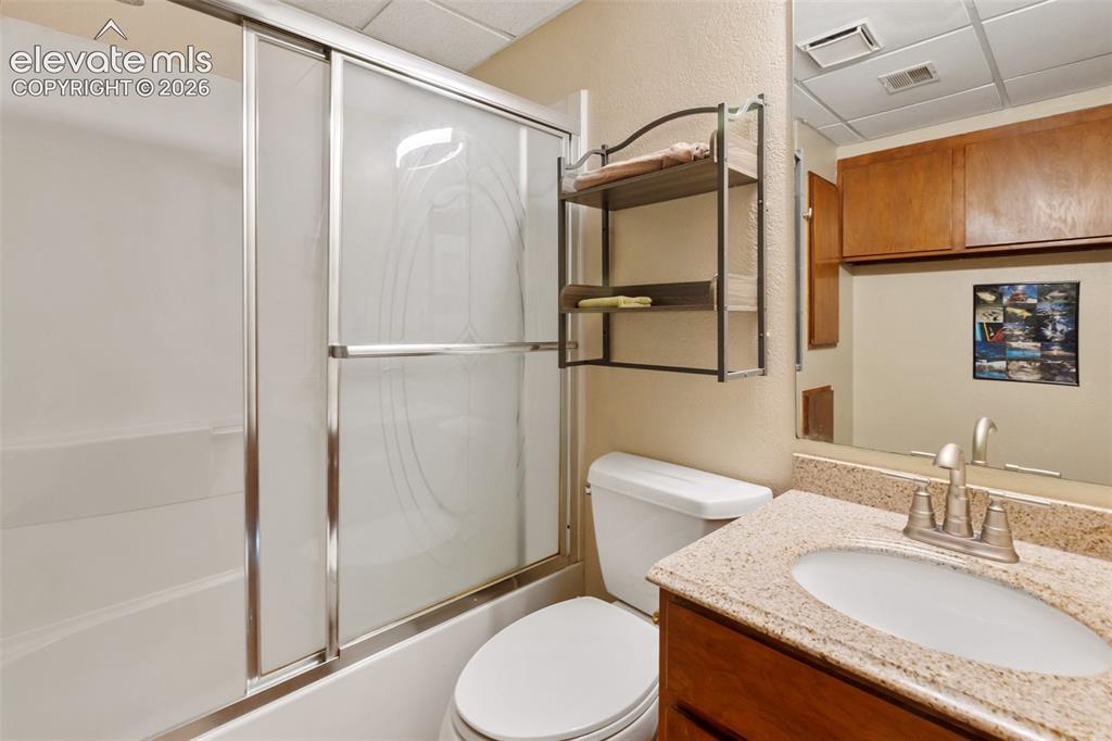Image 18 of 31: Full bathroom