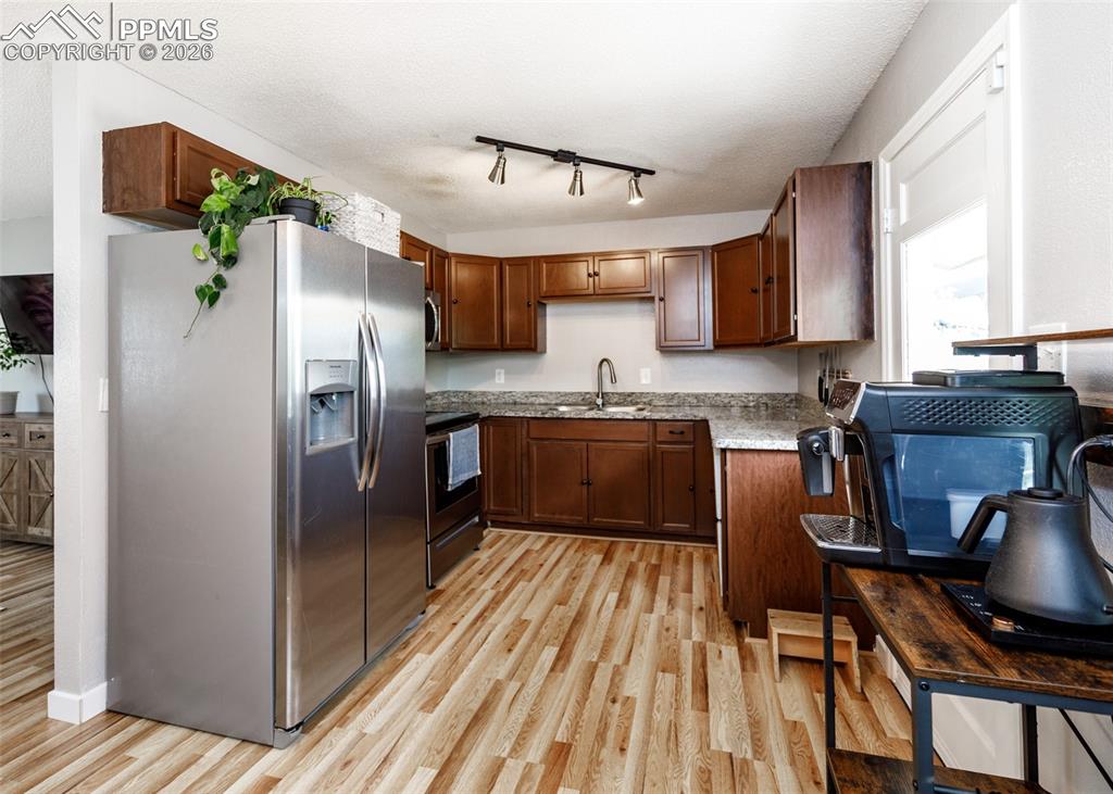 Image 10 of 31: Kitchen