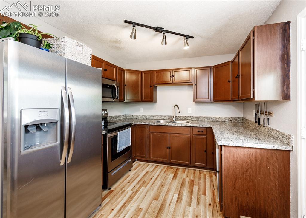 Image 11 of 31: Kitchen