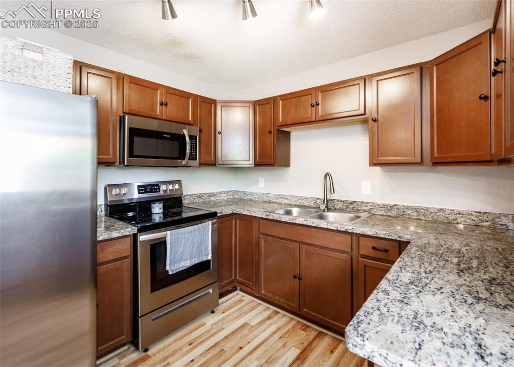 Image 12 of 31: Kitchen