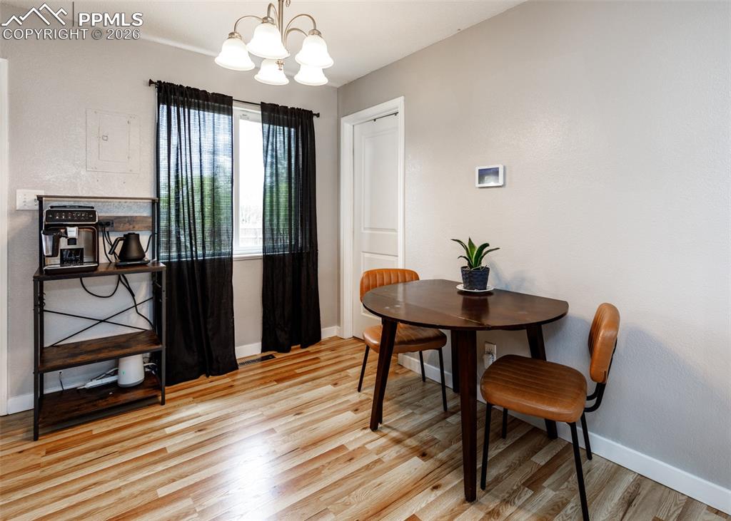 Image 16 of 31: Dining Area