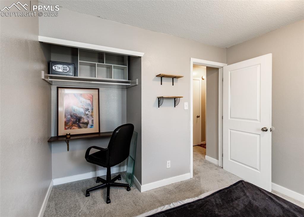 Image 22 of 31: Office