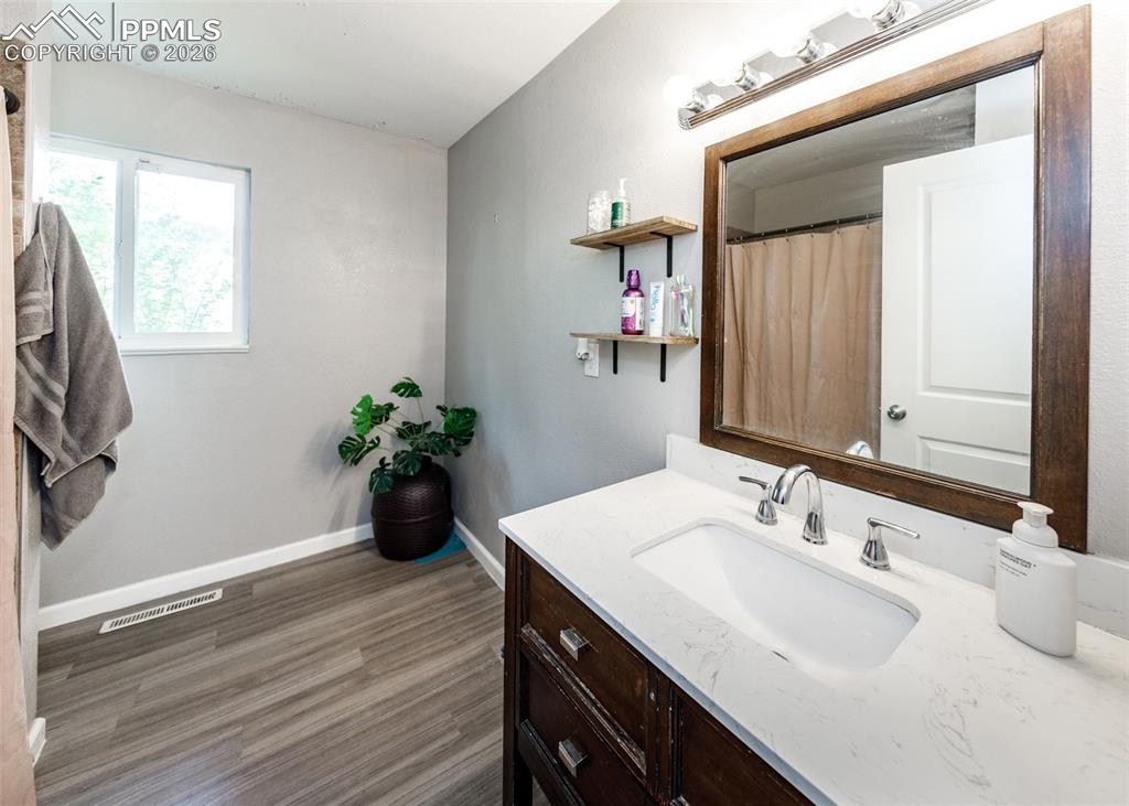 Image 23 of 31: Bathroom