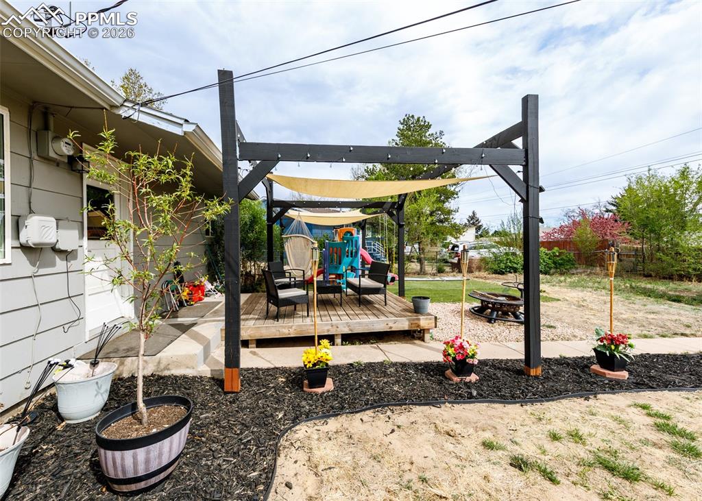 Image 27 of 31: Patio