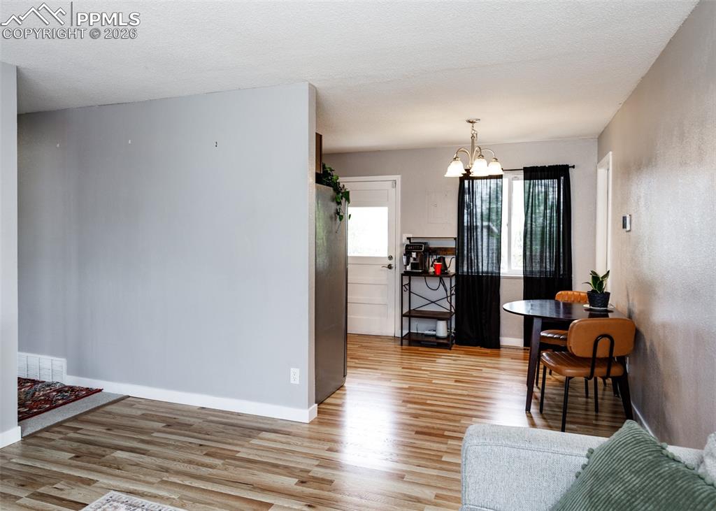 Image 8 of 31: Dining Area