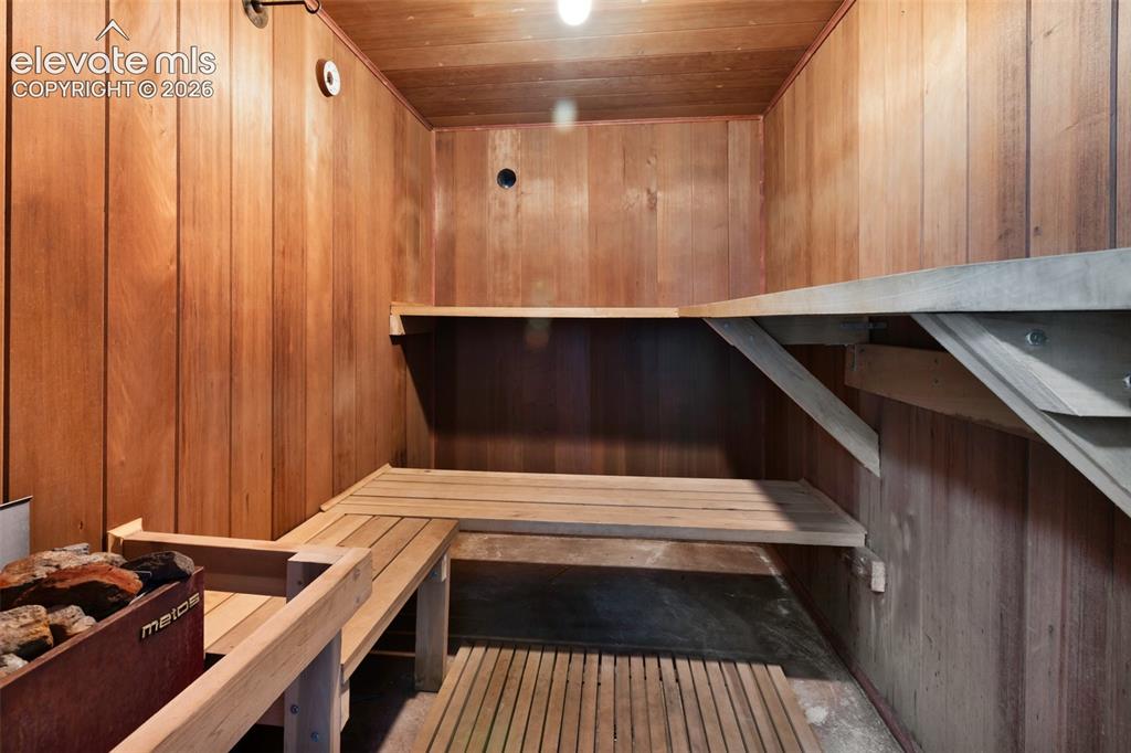 Image 25 of 42: Sauna