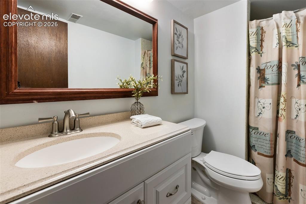 Image 26 of 42: Bathroom