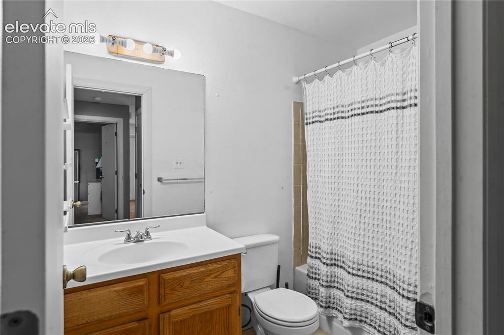 Image 11 of 14: Bathroom