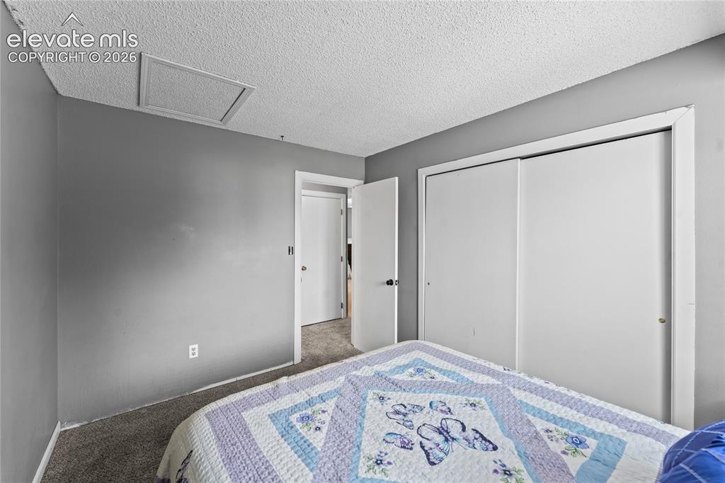 Image 13 of 14: Bedroom