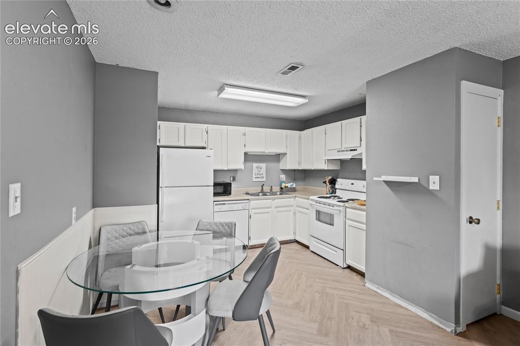 Image 7 of 14: Kitchen