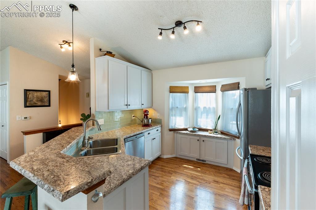 Image 5 of 48: Kitchen