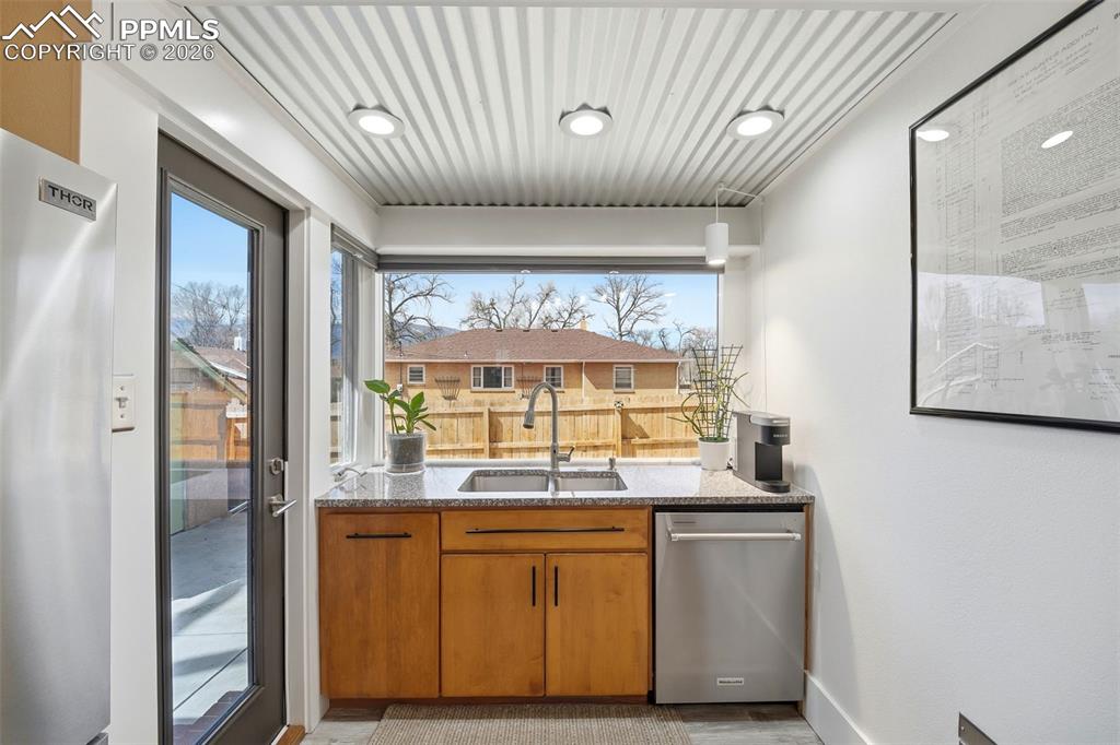 Image 14 of 35: Gleaming Original Oak Floors