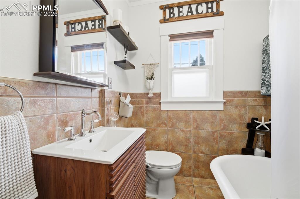 Image 18 of 35: Wall-Mount Electric Fireplace