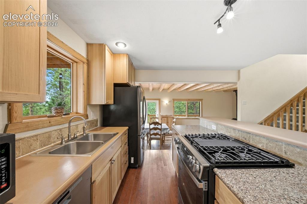 Image 13 of 49: Kitchen