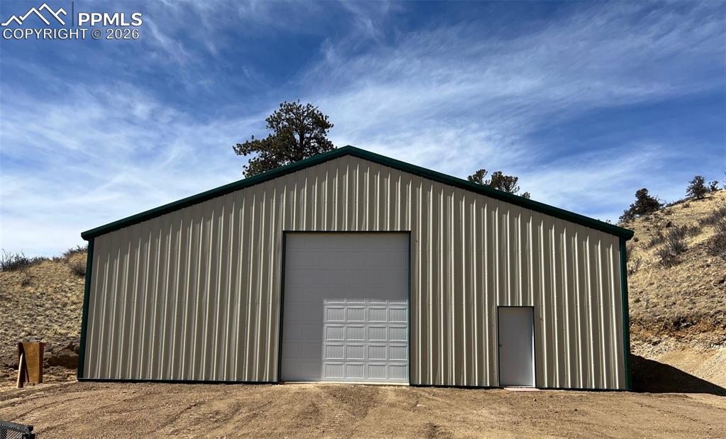 Image 4 of 15: Garage