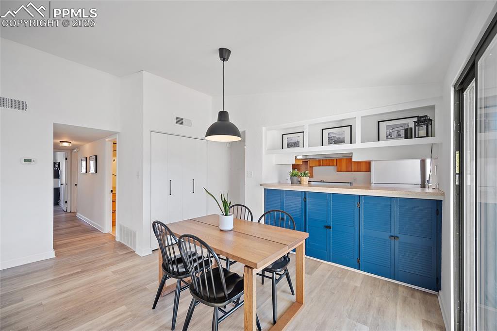 Image 18 of 43: Dining Area