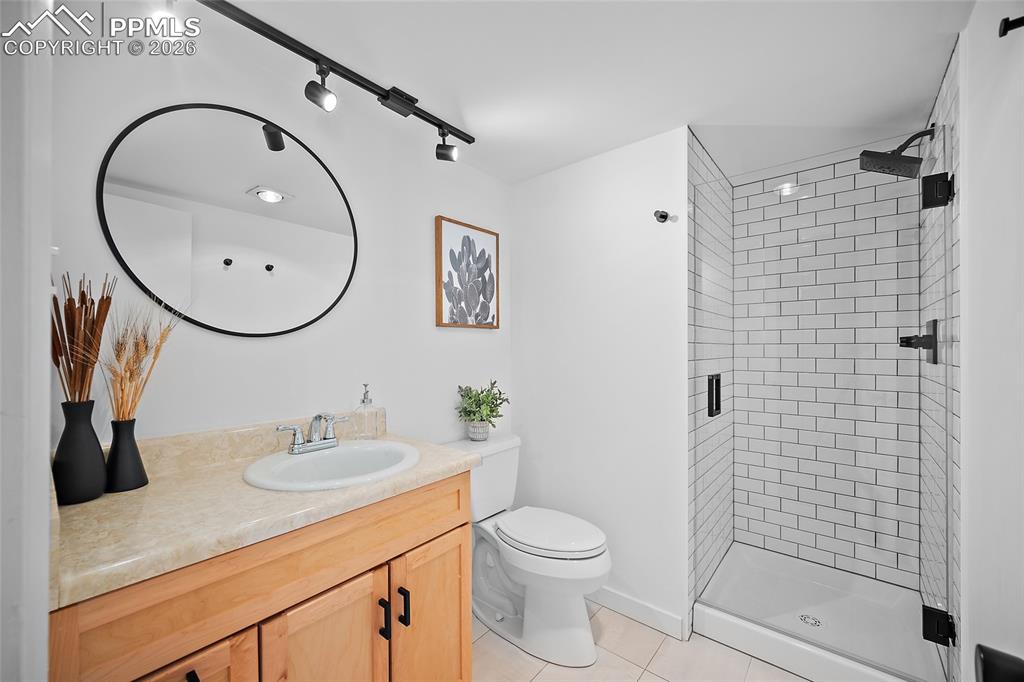 Image 23 of 43: Bathroom