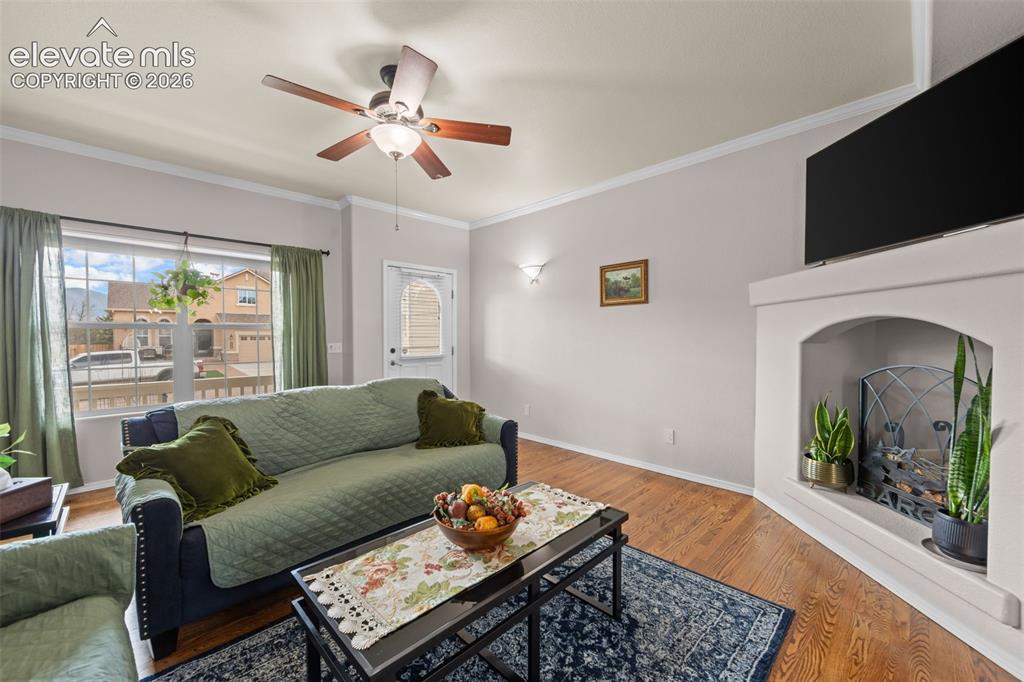 Image 11 of 25: Living Room