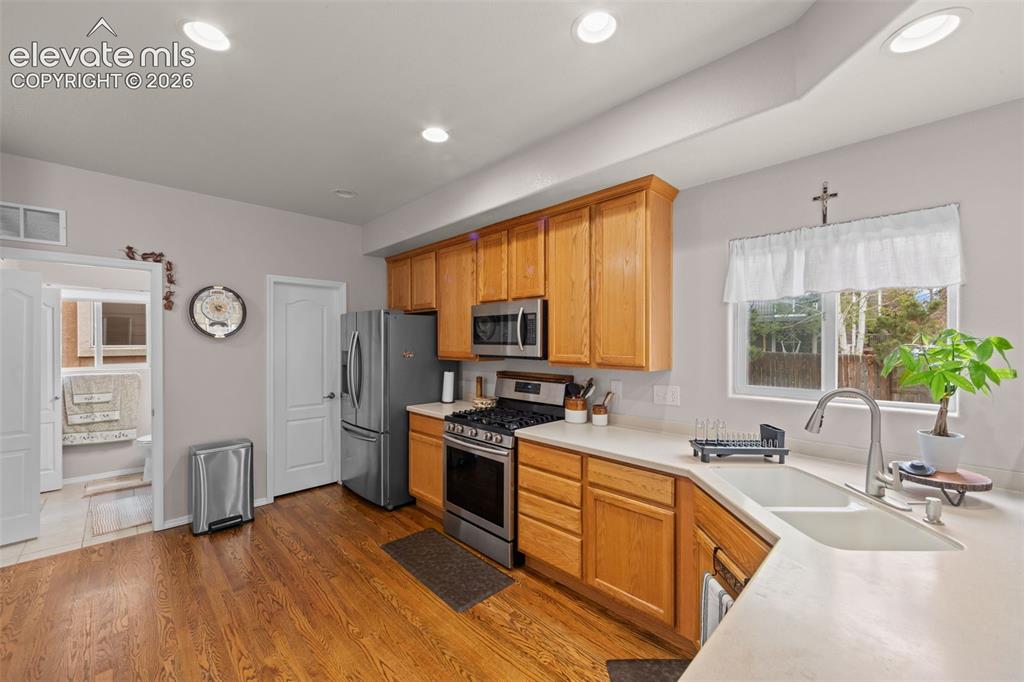 Image 14 of 25: Kitchen