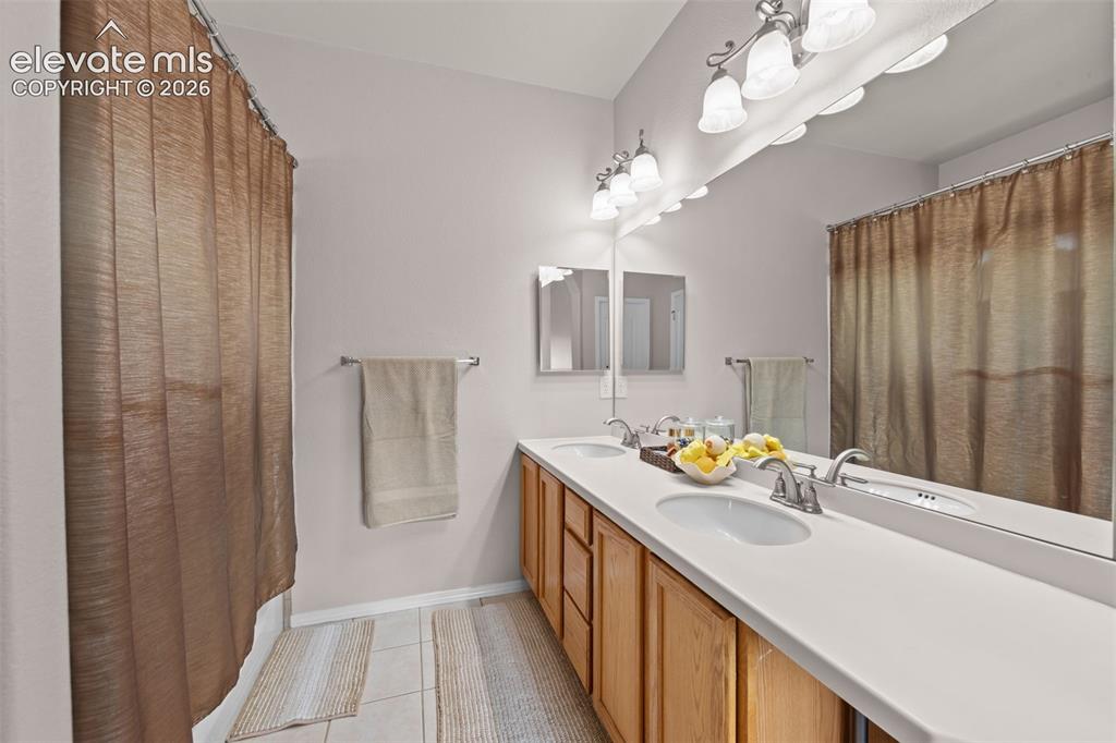 Image 19 of 25: Bathroom