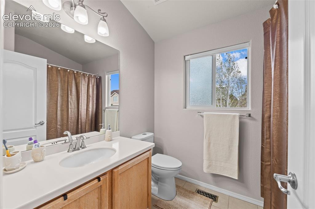 Image 22 of 25: Bathroom