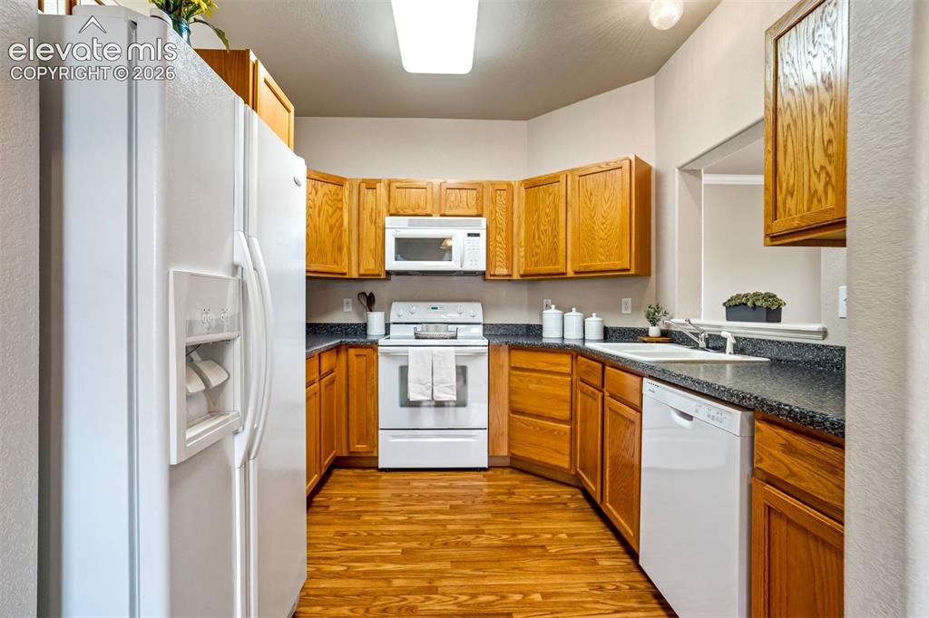 Image 16 of 50: Kitchen